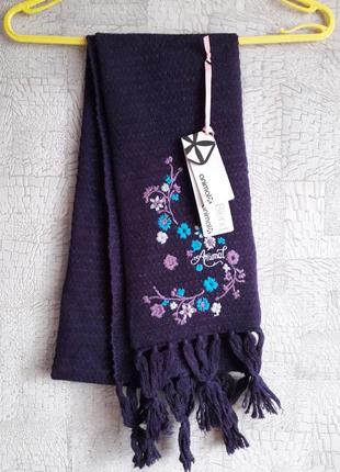 Женский шерстяной шарф с вышивкой.