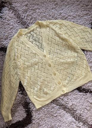 Кроше тренд весна 2025  кардиган на ґудзиках ажурний джемпер ажурний вʼязаний  лимонного кольору