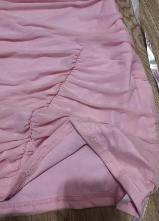 Сетчатое розовое мини-платье с открытыми плечами сборками и швами7 фото
