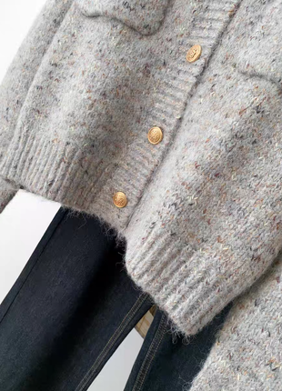 Вязаный короткий кардиган в ретро стиле с накладными карманами с золотыми пуговицами модный стильный трендовый5 фото