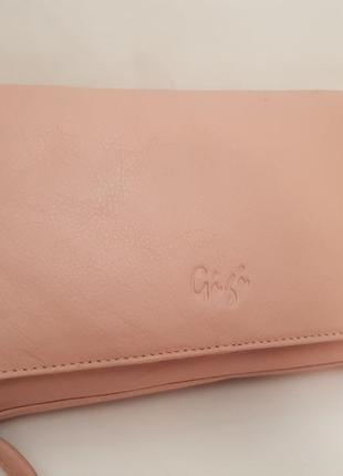 Незрівнянна актуальна шкіряна сумочка crossbody gigi красивого ніжно рожевого кольору3 фото