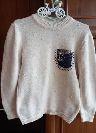 Свитер на девочку с жемчугом и пайетками.