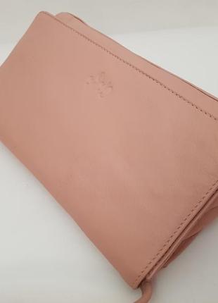 Незрівнянна актуальна шкіряна сумочка crossbody gigi красивого ніжно рожевого кольору5 фото