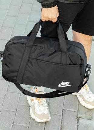 Спортивна сумка nike чорного кольору на 22 літри для тренувань та поїздок9 фото