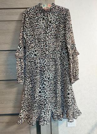 Платье с рюшами от sosandar со сплошным леопардовым принтом(размер 12)10 фото