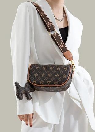 Тренд жіноча сумка преміум класу на плече кросбоді з брелоком екошкіра стиль louis vuitton4 фото