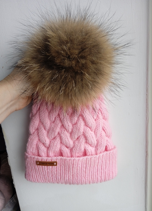 Зимняя шапочка розовая ручной работы косы с боьшим натуральным балабоном