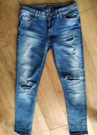 Стильные джинсы с дырками zara