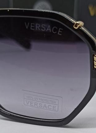 Очки в стиле versace унисекс солнцезащитные серо фиолетовый градиент с золотым логотипом3 фото