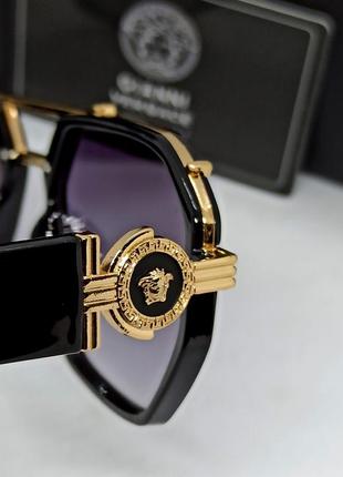 Очки в стиле versace унисекс солнцезащитные серо фиолетовый градиент с золотым логотипом9 фото