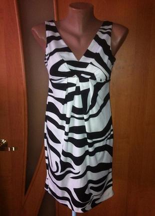 Классное белое платье с черными узорами