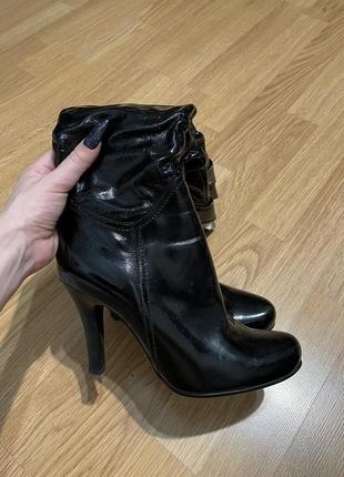 Лаковые черные ботинки на на каблуке2 фото