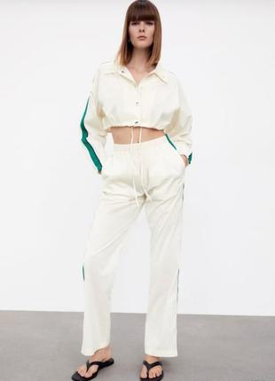Укороченная спортивная куртка nwt new zara с боковыми ламапасами полосками