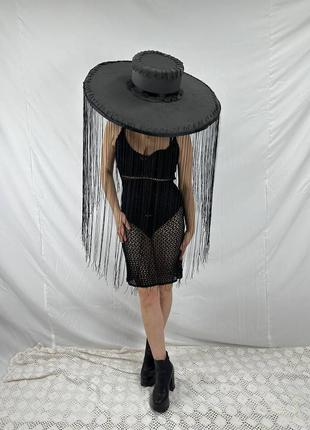 Довгий чорний капелюх з бахромою до підлоги і широкими полями для жіночої фотосесії, будуарний аксес5 фото