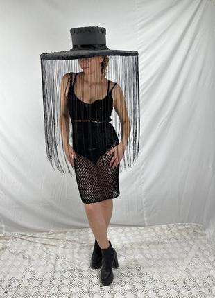 Довгий чорний капелюх з бахромою до підлоги і широкими полями для жіночої фотосесії, будуарний аксес9 фото