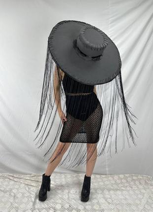 Довгий чорний капелюх з бахромою до підлоги і широкими полями для жіночої фотосесії, будуарний аксес1 фото