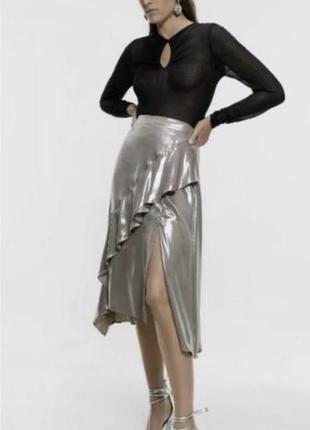 Блестящая серебряная юбка с рюшем и разрезом1 фото