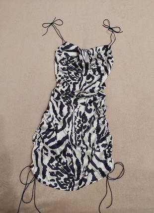 Шелковое атласное платье на завязках кулисках тигровый принт чёрный с шампанским в стиле shein zara