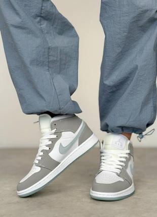 Классные женские кроссовки nike air jordan 1 high grey blue premium серо-белые с голубым лого4 фото