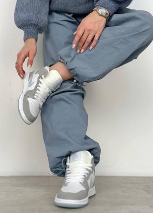 Классные женские кроссовки nike air jordan 1 high grey blue premium серо-белые с голубым лого3 фото