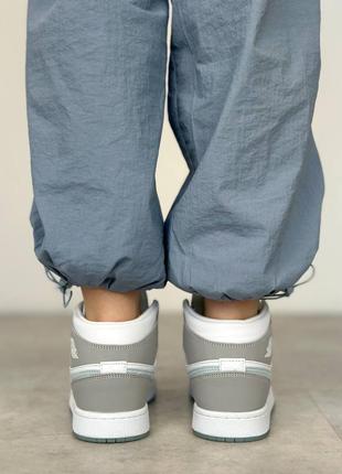 Классные женские кроссовки nike air jordan 1 high grey blue premium серо-белые с голубым лого7 фото