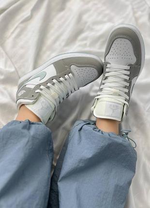 Классные женские кроссовки nike air jordan 1 high grey blue premium серо-белые с голубым лого9 фото