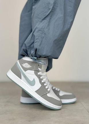 Классные женские кроссовки nike air jordan 1 Light grey blue premium серо-белые с голубым лого