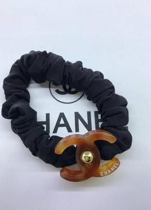 Резинка шелковая для волос с янтарным логотипом шанель/chanel
