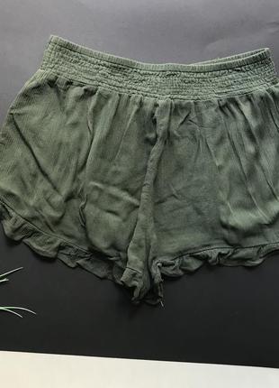 Шикарные высокие свободные зеленые шорты хаки с рюшами4 фото