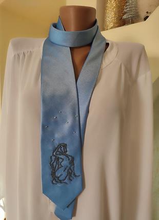 Трендовый голубый галстук с женским силустройтом3 фото