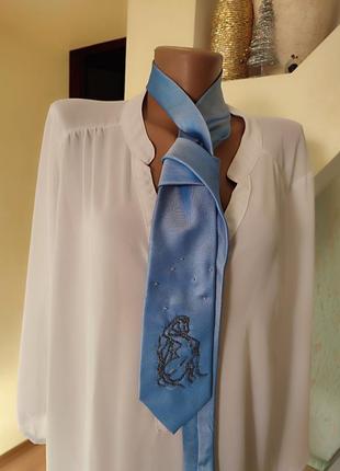 Трендовый голубый галстук с женским силустройтом1 фото