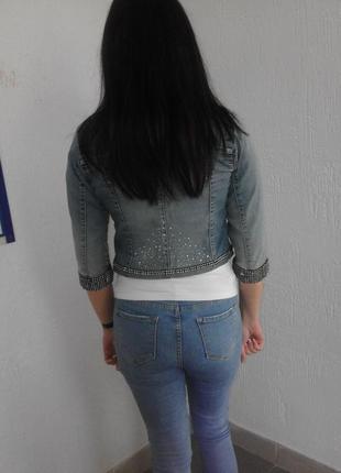 Короткая джинсовая  куртка со стразами4 фото
