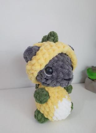 Котик в костюме динозавра игрушка плюшевая вязаная