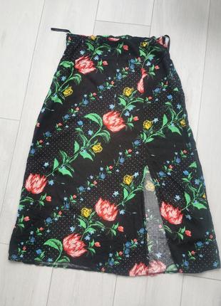 Красивая юбка с цветами и сечением по ножке