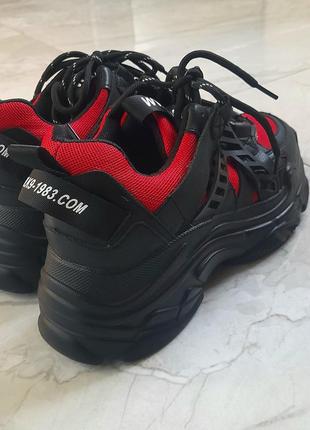 Черно-красные кроссовки на массивной подошве4 фото