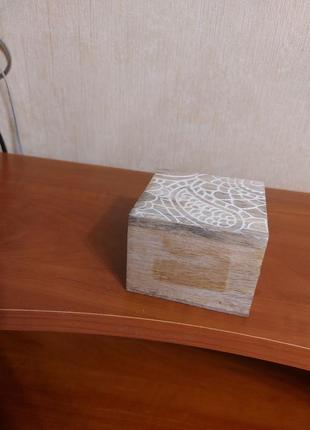 Дерев'яна скринька для дрібниць у східному стилі