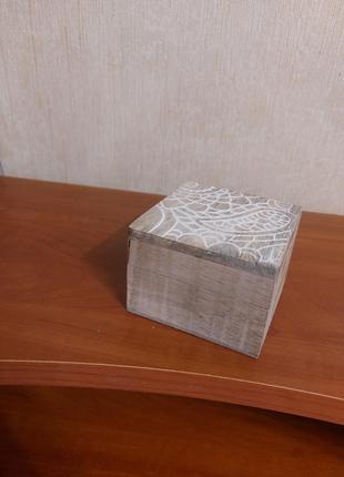 Дерев'яна скринька для дрібниць у східному стилі