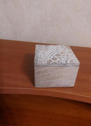 Дерев'яна скринька для дрібниць у східному стилі