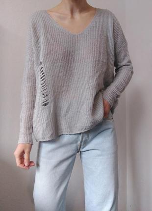 Серый свитер с рваностями