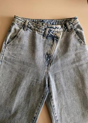 Прямі джинси на запах (асиметричній застібці)