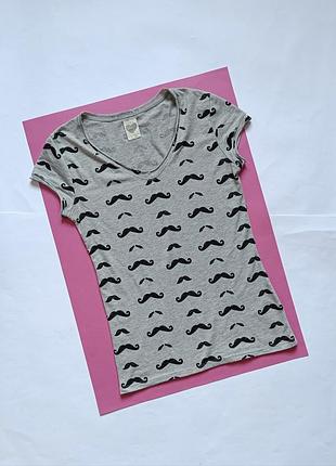 Супермодна сіра стильна футболка з вусами