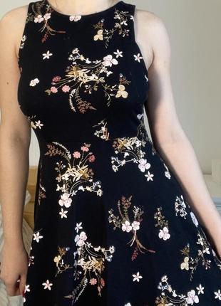 Сукня плаття чорне квітковий принт без рукавів3 фото