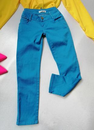 Укорочені штани джинси укороченные брюки джинсы очень классные укороченные брючки размер с , стоковы