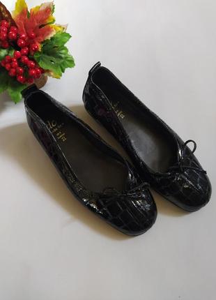 Жіночі шкіряні чорні лаковані туфлі рептилія
