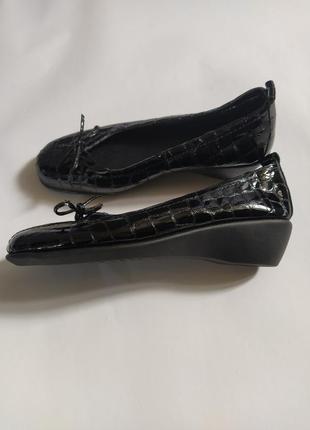 Женские  кожаные черные лакированные туфли рептилия7 фото