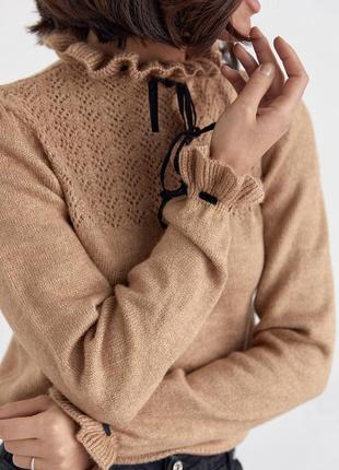 Женский свитер с рюшами и завязками5 фото