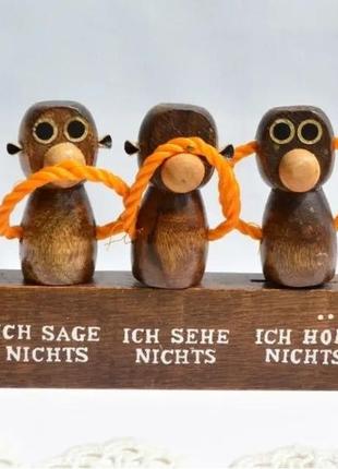 Гарний вінтажний набір на дерев'янній підставки: відкривашка, штопор і пробка. 
німеччина. три мавпи.