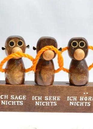 Гарний вінтажний набір на дерев'янній підставки: відкривашка, штопор і пробка. 
німеччина. три мавпи.4 фото