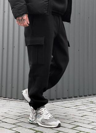 Мужские зимние штаны с карманами черные на флисе брюки карго теплые с начесом (b)