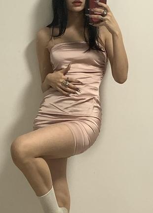 Шикарное платье нежно-розового цвета
